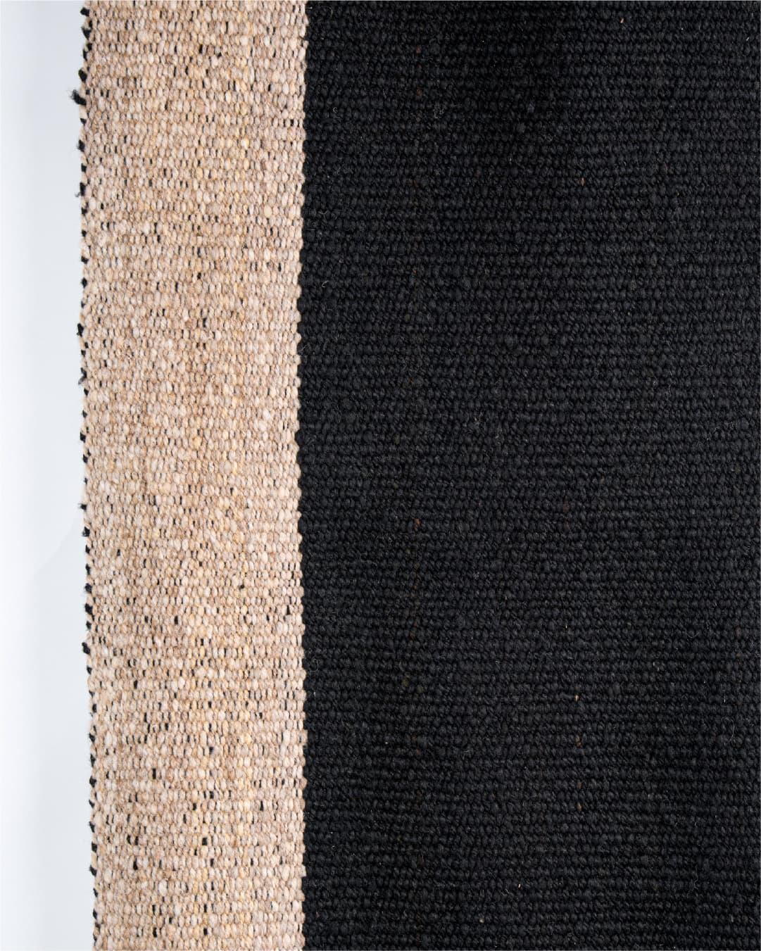 Alfombra con diseño Caminero arena con negro y guardas blancas