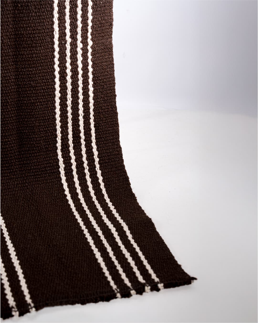 Alfombra con diseño negro natural con rayas blancas