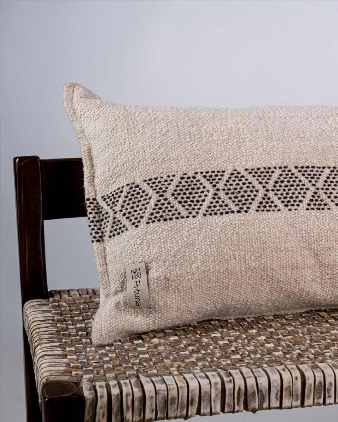Almohadon rectangular con guardas crudo y negro intenso